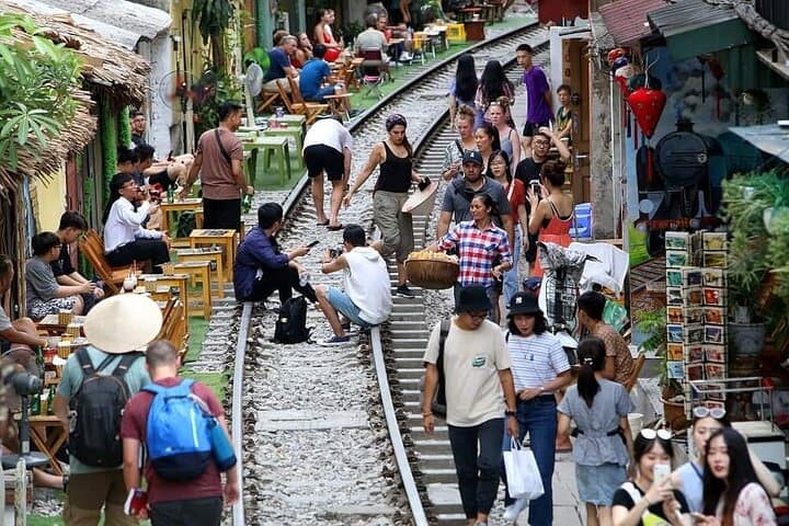 Private Hanoi Walking Tour Through Train Street and the Old Quarter photo 3