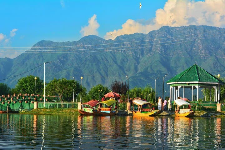 kashmir-in-6-days-private-guided-tour-from-delhi-to-srinagar-gulmarg-sonamarg photo 1