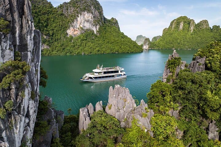 Halong Bay Day Cruise from Hanoi: Titop Island, Surprise Cave & Kayaking photo 2