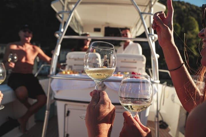 4-Hour Private Lake Como Boat Cruise with Open Bar