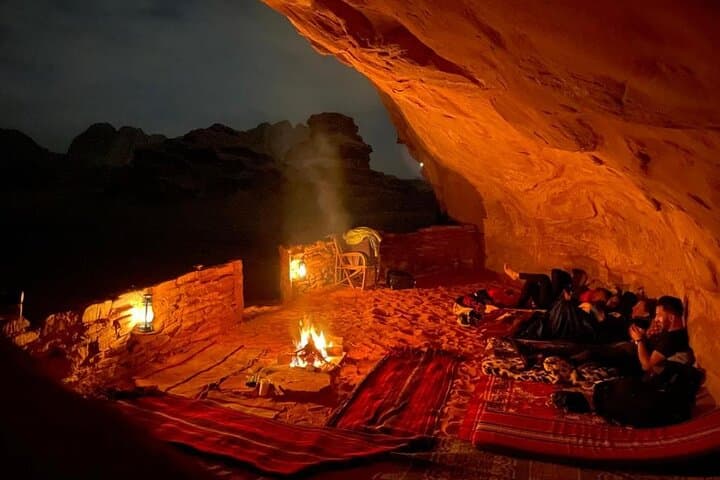 Wadi Rum Jeep Tour and Bedouin Overnight: Sunset, Canyons & Stargazing