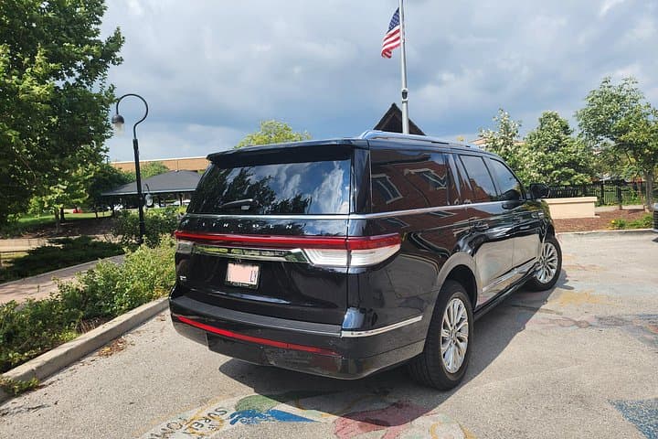 Chicago Luxury SUV Airport Transfer to O'Hare: Private Chauffeur Service photo 3