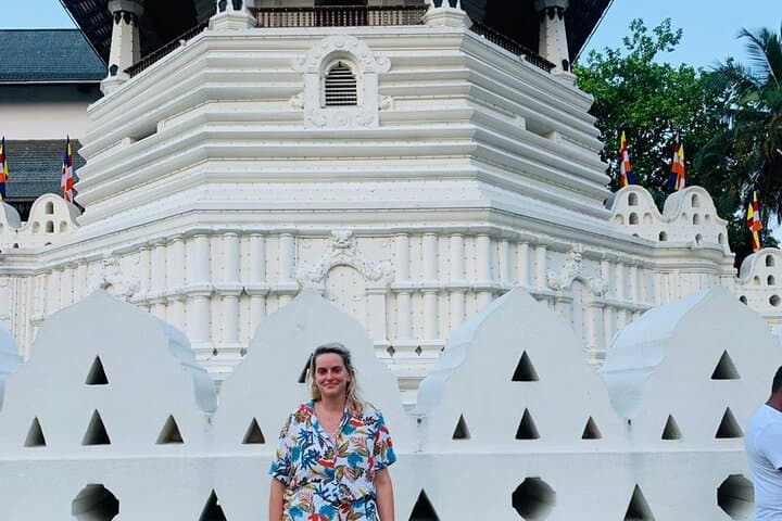 Kandy Day Tour from Colombo: Temple of the Tooth, Peradeniya Gardens & Tea Country