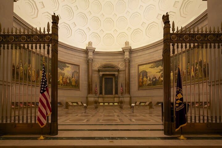 Inside the National Archives and American History Museum: Private Guided Combo Tour