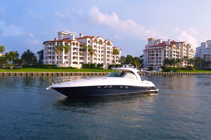 South Beach Yacht Charter on DREAMER — Biscayne Bay Day Cruises from Miami Beach photo 3