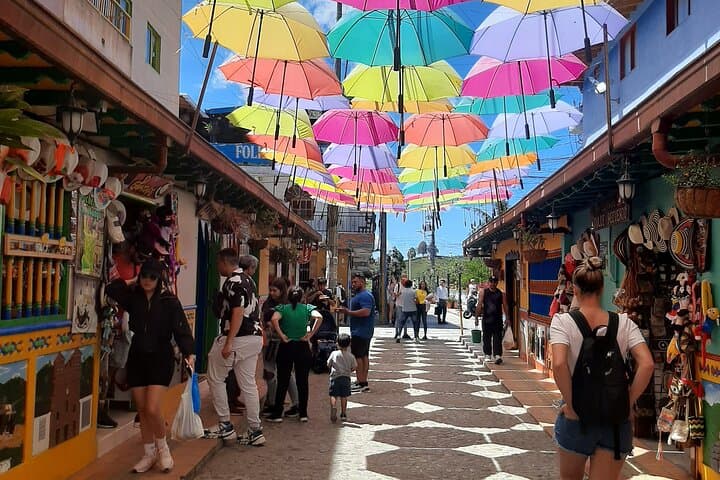 Climb La Piedra & Explore Guatapé: Full-Day Tour from Medellín photo 2