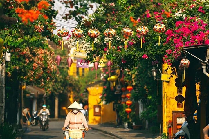 Hoi An Food Lover Walking Tour: Street Food, Lanterns & Historic Alleys