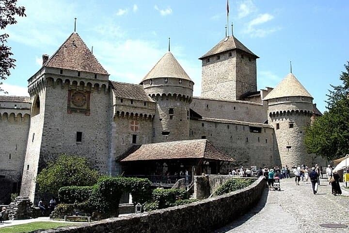 Private Full-Day Tour: Geneva, Montreux & Chillon Castle