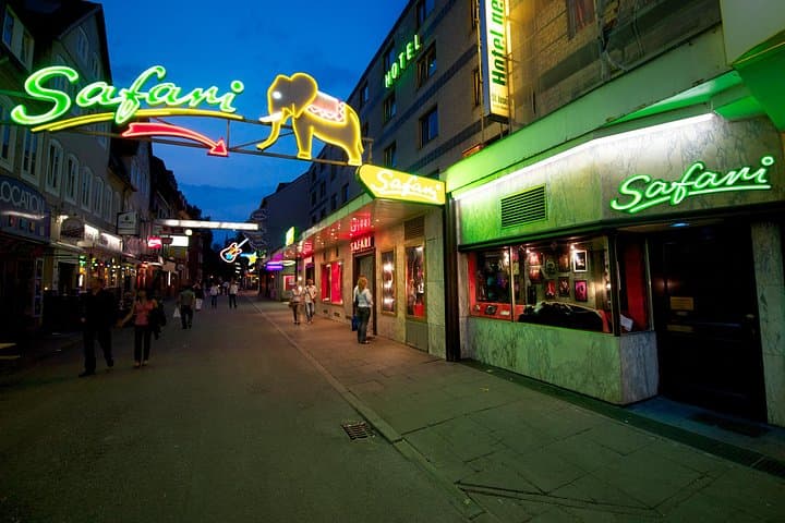 St. Pauli Safari: Reeperbahn Walking Tour with Fischbrötchen Tasting