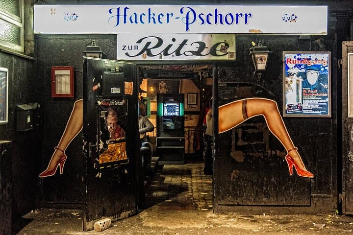 St. Pauli Safari: Reeperbahn Walking Tour with Fischbrötchen Tasting photo 2