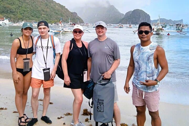 El Nido Tour D: Full-Day Island Hopping in Bacuit Bay with Beach Lunch