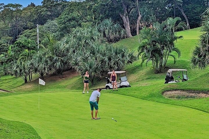 Private Black Iguana Golf in Roatan: Oceanfront 9-Hole Adventure with Guided Transport
