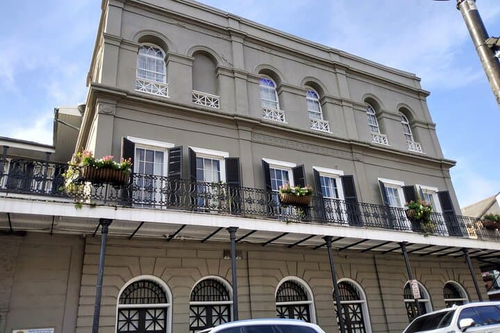 New Orleans Spooky Spirits Haunted Pub Crawl — French Quarter Ghost Tour with Drinks photo 5