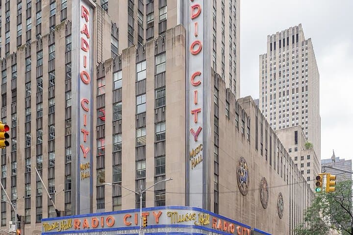 Comedy Bus Tour of New York City: Midtown Stand-Up and Club Night photo 6