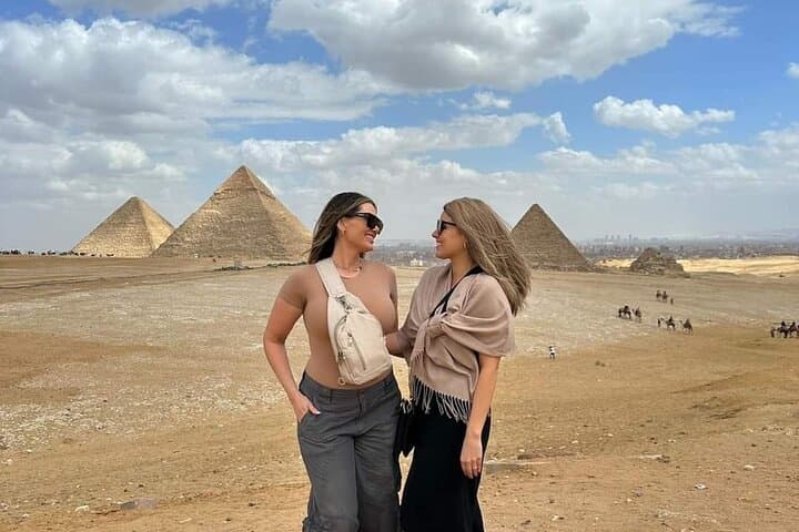 Pyramids to Khan El-Khalili: Private Cairo Day Tour with Egyptian Museum