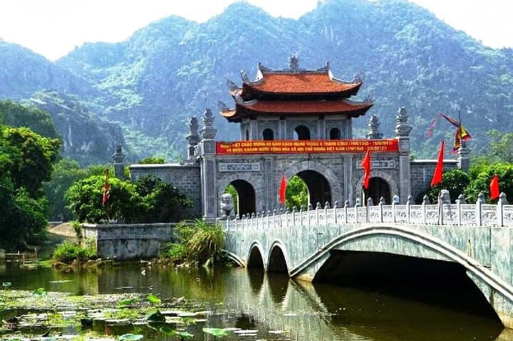 Ninh Binh Full-Day: Hoa Lu History, Tam Coc Sampans & Mua Cave Panorama photo 2