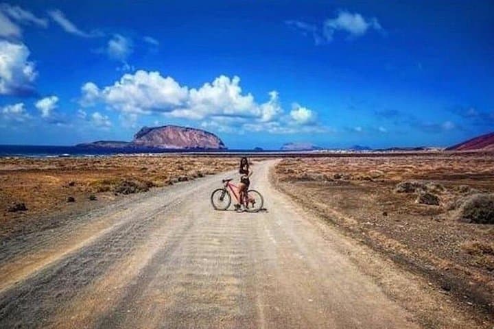 Bike Rental La Graciosa: Explore Caleta del Sebo and Northern Shores by Bike