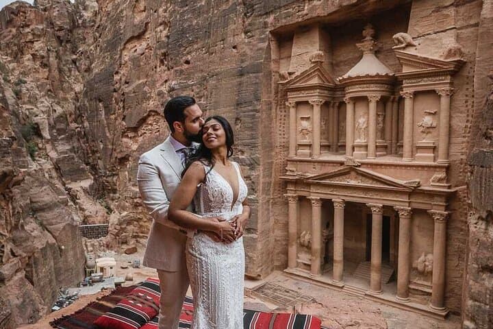 Jordan Luxury Honeymoon: 7-Day Private Five-Star Tour from Amman to Wadi Rum