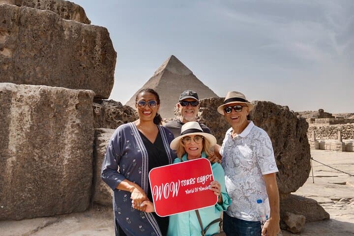 Cairo Layover: Private Pyramids, Sphinx & Royal Mummies Tour from the Airport