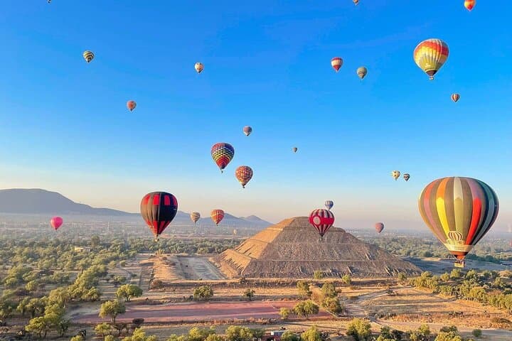 Teotihuacan Sunrise Hot Air Balloon Ride and Guided Pyramid Tour