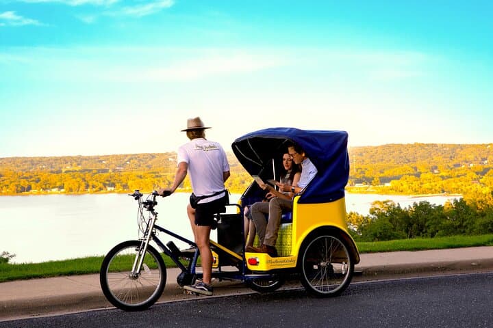 Grandview Drive Pedicab Tour — Scenic Illinois River Bluff Ride