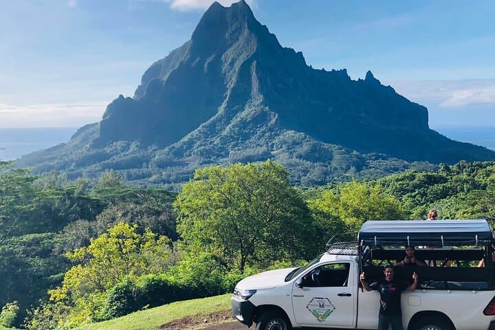 Moorea 4x4 Land-and-Sea Adventure: Magic Mountain, Belvedere Lookout, Pineapples, and Lagoon Swim