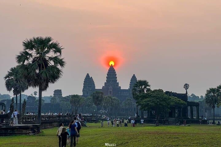 Private Angkor Sunrise Guided Tour — Angkor Wat Sunrise, Bayon & Ta Prohm (7 hrs) photo 1
