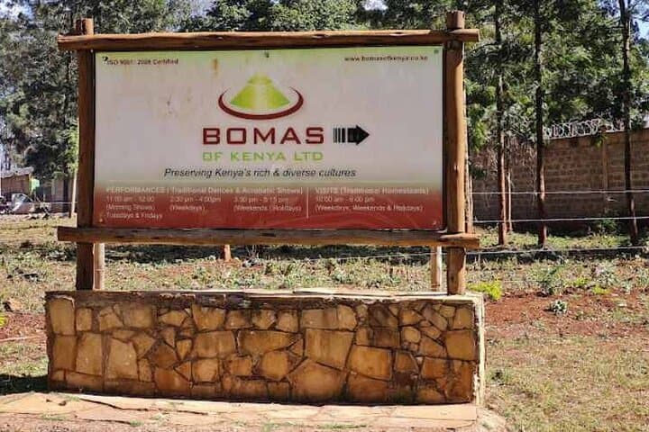 Nairobi Day Tour: Feed Giraffes, Visit Kazuri Beads & Experience Bomas of Kenya photo 1