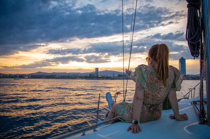 Sunset Sailing Tour in Barcelona: Two-Hour Harbor Cruise with Drinks