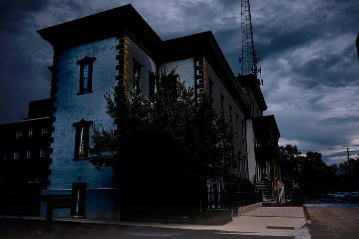 Sixth Sense Savannah Ghost Tour: Haunted Walking Tour Through Historic Squares photo 5