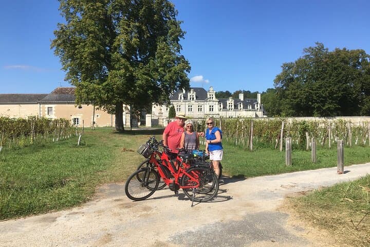 E-bike Cycling and Wine in Saumur — Loire River Rides & Château Tastings