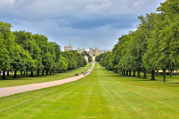 Private Full-Day Walking Tour of Windsor Castle and Eton photo 3