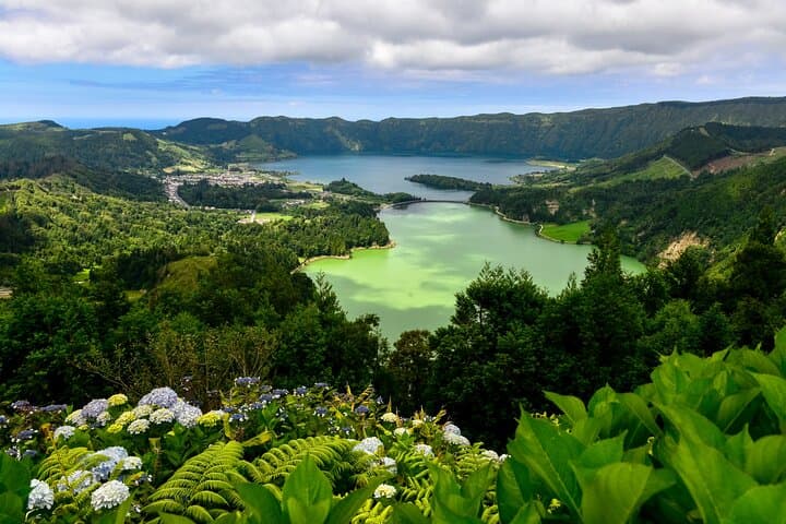 Sete Cidades Day Tour: Lagoa das Sete Cidades, Pineapple Plantations & West Coast Views