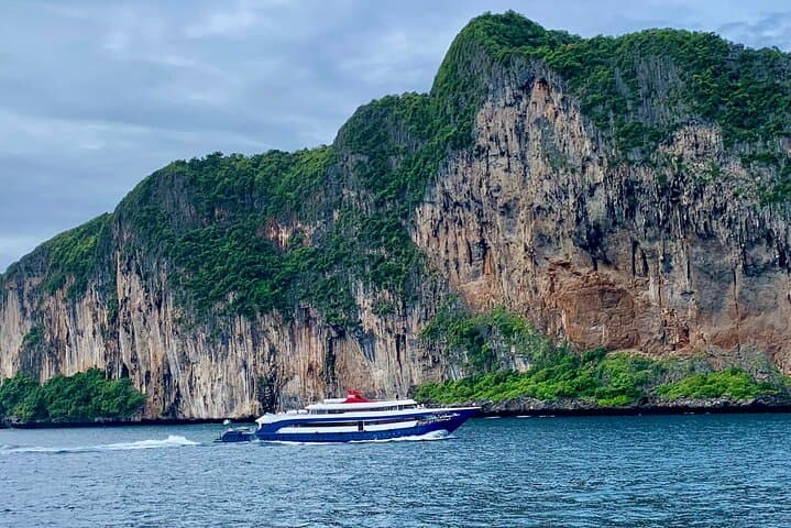 Phi Phi Ferry: Scenic Day Transfer from Phuket to Phi Phi Islands