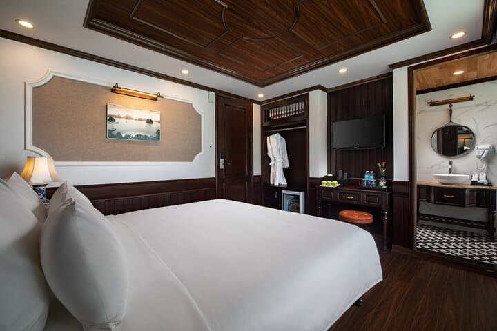 Lan Ha Bay 3-Day Luxury Cruise: Cat Ba, Kayaking & Private Balcony Cabins photo 4