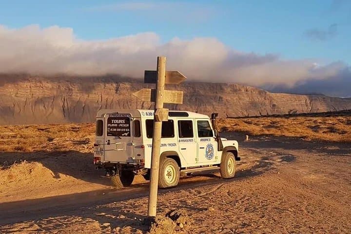 Jeep Safari La Graciosa: Coastal Arches, Pedro Barba & Playa de las Conchas