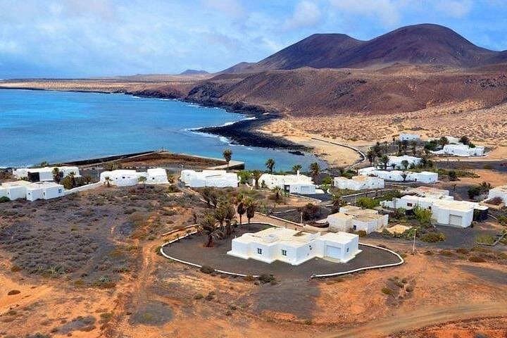Jeep Safari La Graciosa: Coastal Arches, Pedro Barba & Playa de las Conchas photo 2