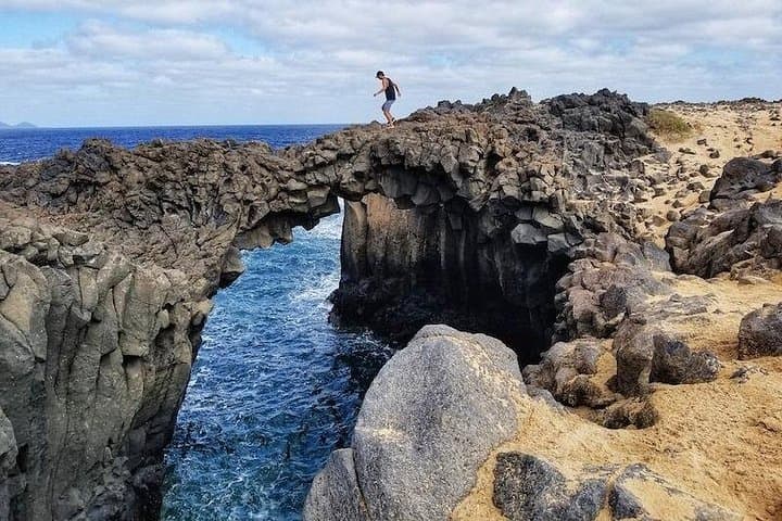 Jeep Safari La Graciosa: Coastal Arches, Pedro Barba & Playa de las Conchas photo 3