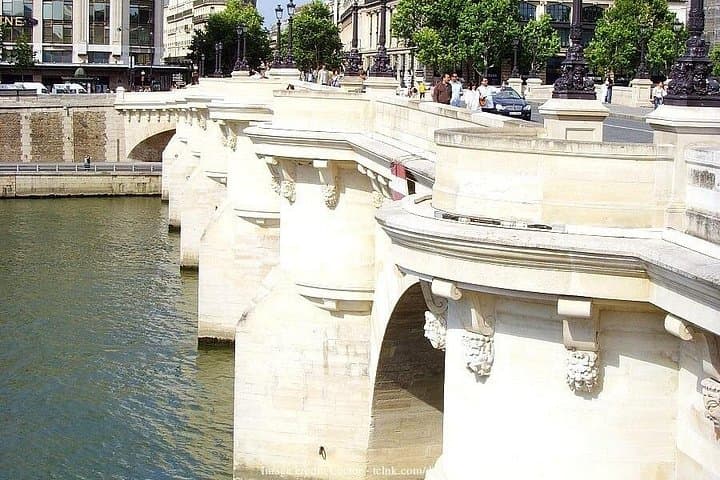 Private 2-Hour Île de la Cité and Latin Quarter Tour with One-Hour Seine Cruise photo 3