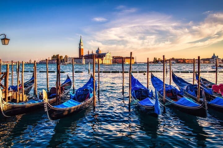 Enchanting Venice: Majestic City Walk and Shared Gondola Ride photo 2