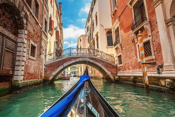 Enchanting Venice: Majestic City Walk and Shared Gondola Ride photo 4