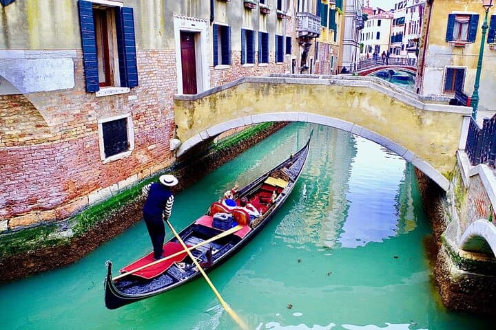 Venice Morning Walk and Classic Gondola Ride — St. Mark's to Rialto photo 4