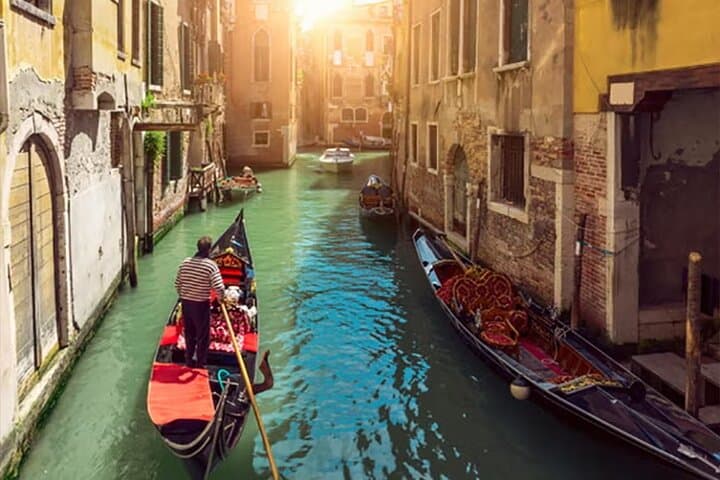 Enchanting Venice: Majestic City Walk and Shared Gondola Ride photo 5