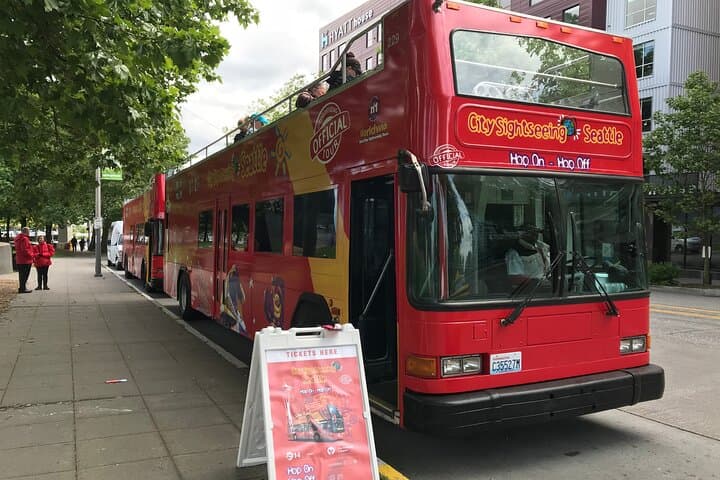 Seattle Hop-On Hop-Off Bus with Locks or Harbour Cruise — See the City by Land and Sea