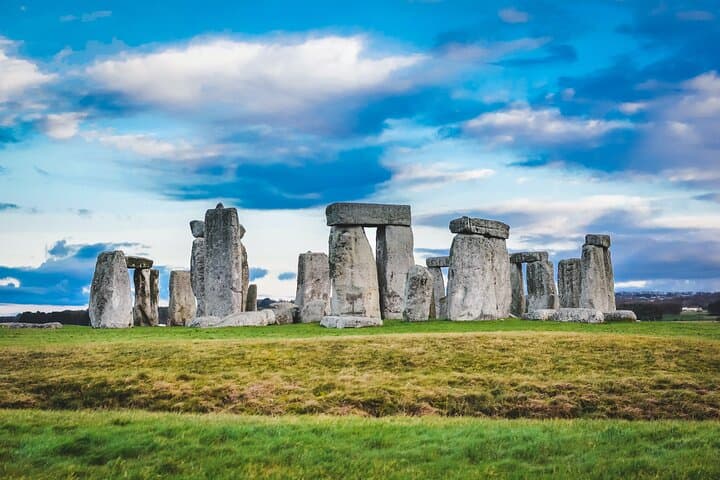 Stonehenge and Cotswolds Day Tour from Bath: Stone Circles, Lacock & Castle Combe