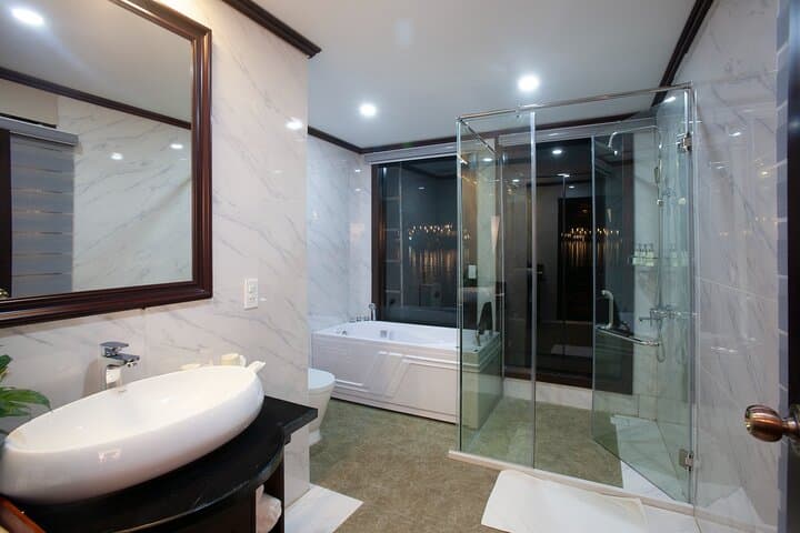 Luxury La Stellar 3-Day Halong Bay Cruise from Hanoi: Kayak, Beaches & Caves photo 4