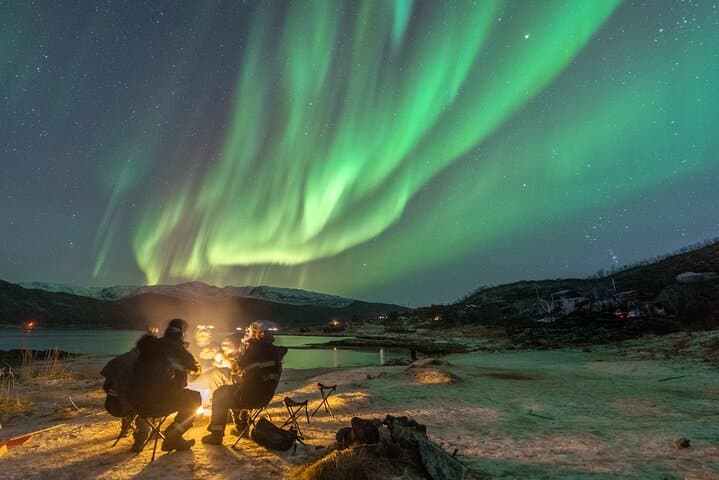 Northern Lights Minibus Chase with Campfire and Pro Photographer in Tromsø photo 5