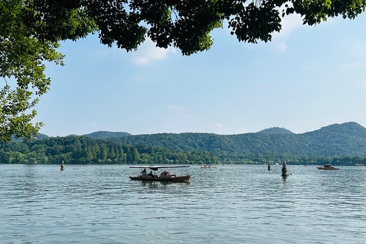 Half-Day Hangzhou: Lingyin Temple & West Lake Private Tour