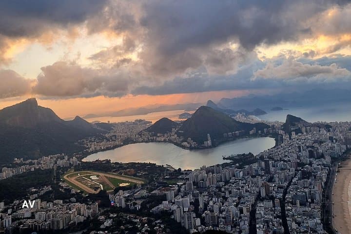 Hike Dois Irmãos and Vidigal: Favela-to-Viewpoint Adventure in Rio de Janeiro photo 4