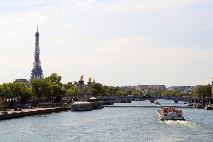 Accessible Paris Full-Day Private Tour: Wheelchair-Friendly Highlights & Local Guide photo 3